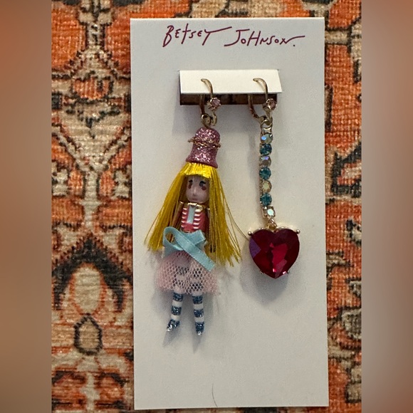 Betsey Johnson Dangle Earrings Mismatched Gold Tone Nutcracker Girl Red Heart - Picture 3 of 5